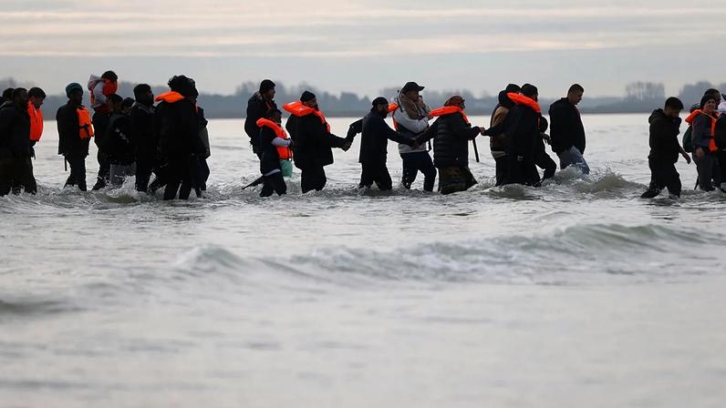 França: mais de 250 migrantes atravessam o Canal da Mancha para Inglaterra