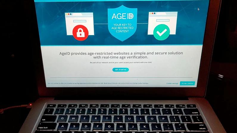 ARQUIVO - Fotografia tirada em Londres, segunda-feira, 8 de julho de 2019, mostra o ecrã de um portátil com o site AgeID, um sistema de verificação de idade