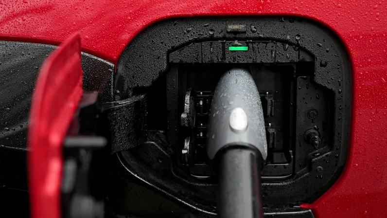 Um veículo elétrico carrega numa estação, quarta-feira, 11 de março de 2026, em Lincolnwood, Illinois.