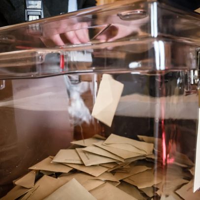 Candidatos de Marselha e Paris desistem da segunda volta