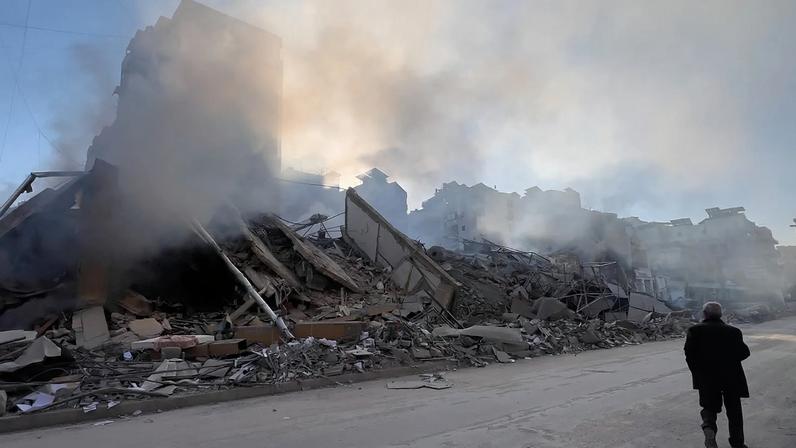 Edifício destruído de uma sucursal da Al-Qard Al-Hassan, instituição não bancária do Hezbollah, atingida por ataque aéreo israelita em Beirute, Líbano, 10 março 2026