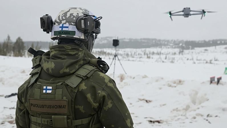 Soldados finlandeses operam um drone na área de treino de Rovajaervi, durante os exercícios árcticos da NATO Cold Response em Rovaniemi, Finlândia, terça-feira, 17 de março de 2026