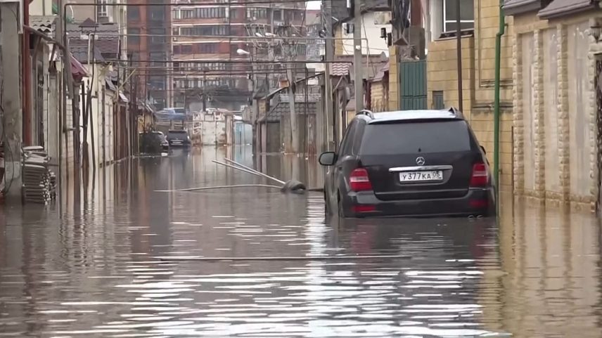 Ruas de Makhachkala continuam submersas após vários dias de chuva intensa, enquanto moradores e equipas de resgate enfrentam fortes inundações em 29 de março de 2026.