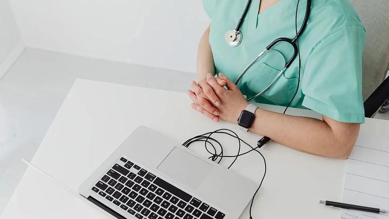 Do diagnóstico aos dados: como a IA está a transformar os cuidados de saúde e a levantar questões éticas