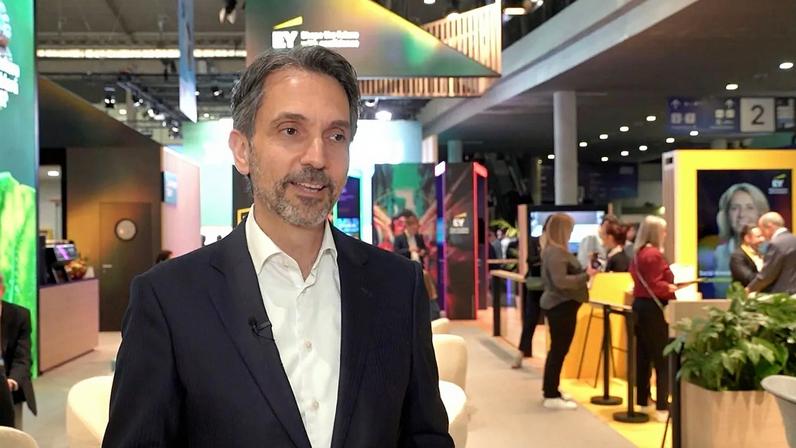 Forças de trabalho devem adotar a IA com quadros sólidos que garantam um crescimento gradual e colaborativo, disse à Euronews Next o managing partner global da EY.