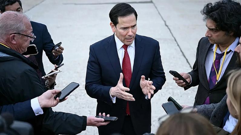 O Secretário de Estado dos EUA, Marco Rubio, fala à imprensa após uma reunião dos Ministros dos Negócios Estrangeiros do G7 nos arredores de Paris, 27 de março de 2026