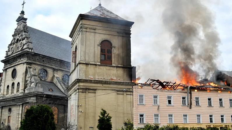 Fogo e fumo erguem-se sobre o centro da cidade após o ataque de um drone russo em Lviv, Ucrânia, terça-feira, 24 de março de 2026.