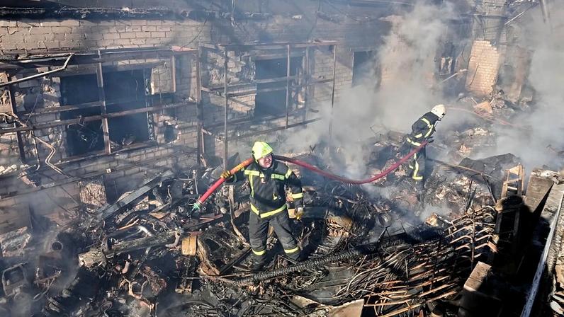 Ataques russos na região de Kiev deixam pelo menos quatro mortos