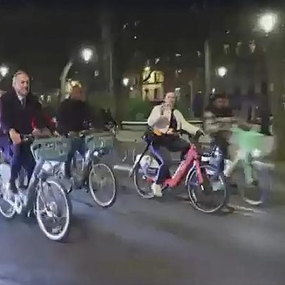 Emmanuel Grégoire chega à câmara de Paris a pedalar