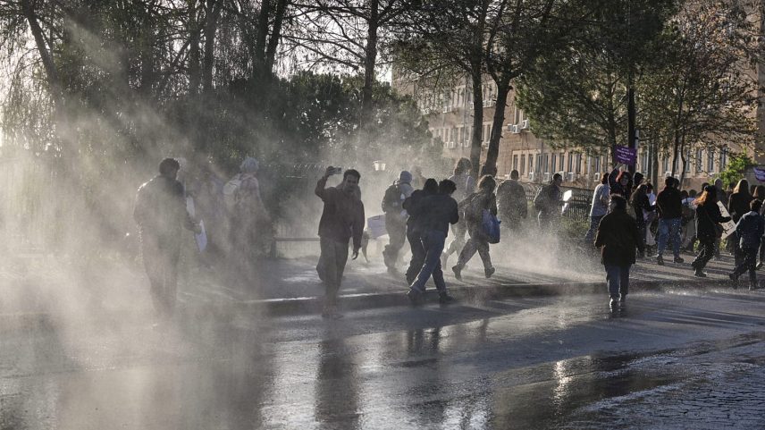 Polícia usa canhões de água para dispersar manifestantes durante um protesto contra a decisão do parlamento israelita de aprovar a pena de morte para palestinianos.