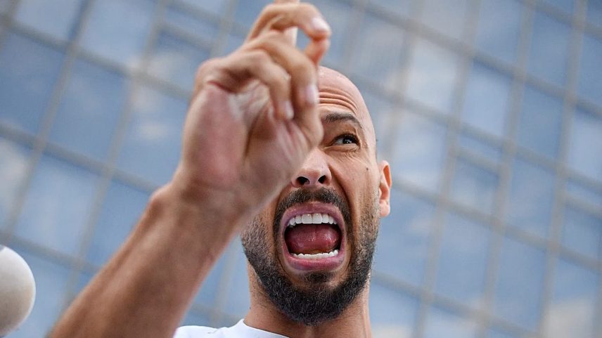 Andrew Tate fala à comunicação social no exterior do Tribunal de Bucareste após ter sido colocado em prisão domiciliária, 22 de agosto de 2024