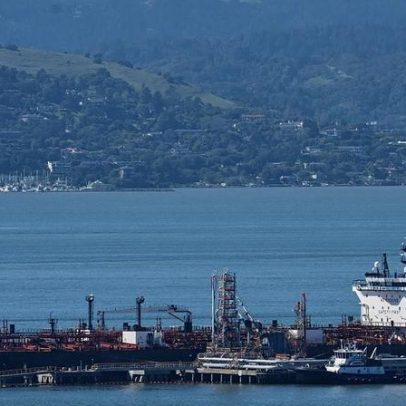 Encerramento do estreito de Hormuz mantém preços do petróleo em alta