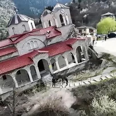 Grécia: turistas testam equilíbrio numa igreja inclinada em Ropoto