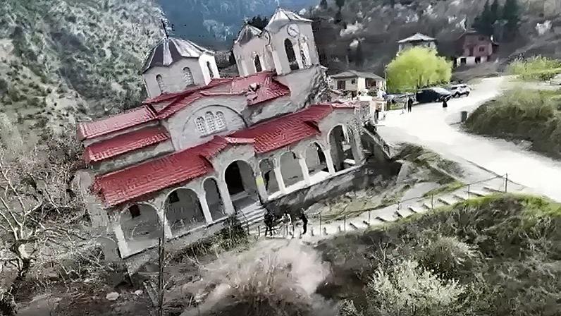 Igreja inclinada na Grécia