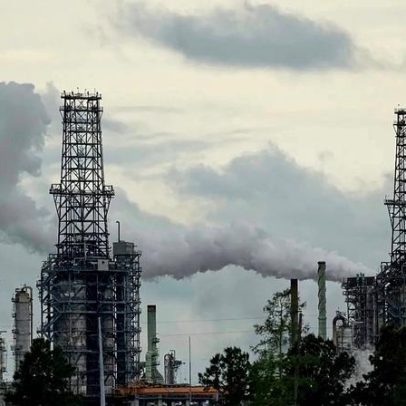 Petróleo sobe acima de 100 dólares por barril devido ao conflito no Irão