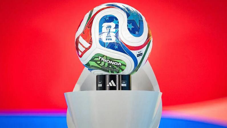 A bola oficial da "Trionda" do Campeonato do Mundo de 2026 é exibida durante o sorteio do playoff do Campeonato do Mundo de 2026 da FIFA em Zurique, Suíça, quinta-feira, 20 de novembro de 2025.