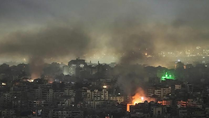 Fumo e chamas erguem-se de edifícios após ataques aéreos israelitas em Dahiyeh, subúrbios sul de Beirute, Líbano