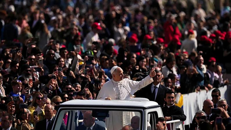 Papa Leão XIV cumprimenta fiéis à chegada à Praça de São Pedro para a audiência geral semanal, no Vaticano, quarta-feira, 25 de março de 2026.