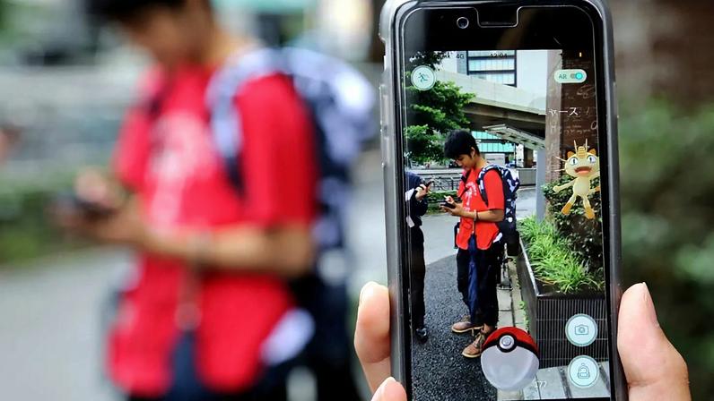Estudantes jogam Pokemon Go na rua durante o lançamento do jogo em Tóquio (AP Phot/Koji Sasahara)
