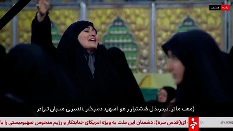 Televisão estatal iraniana mostra fiéis em santuário xiita após confirmação da morte de Khamenei