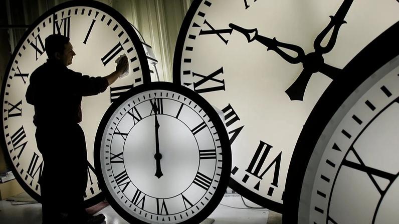 ARQUIVO: Walter Rodriguez, funcionário da Electric Time Co., limpa o mostrador de um relógio Wegman de 84 polegadas