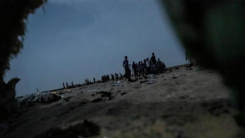 Migrantes etíopes fazem fila para embarcar num barco na costa desabitada nos arredores da cidade de Obock, 15 de julho de 2019