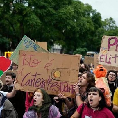 Estudantes protestam por melhores condições e contra as propinas