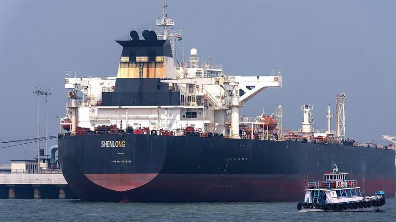 Um petroleiro cru chega ao porto de Mumbai após cruzar o Estreito de Ormuz, numa altura em que os riscos para a navegação na região continuam a aumentar