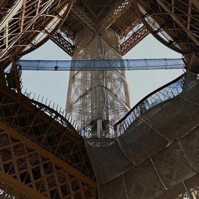 Nova perspetiva da Torre Eiffel com ponte suspensa a 60 m