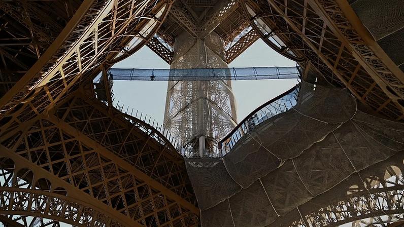 Um visitante atravessa a Vertigem da Torre
