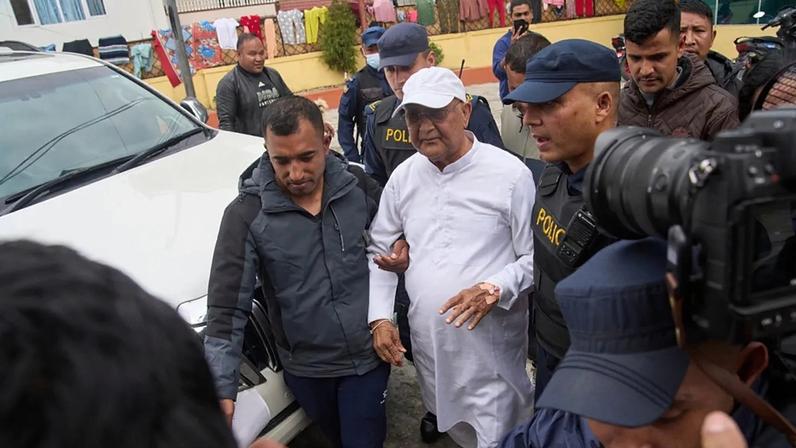 O ex-primeiro-ministro Khadga Prasad Oli é levado para um exame médico processual depois de ter sido detido pela polícia em Katmandu, Nepal, sábado, 28 de março de 2026