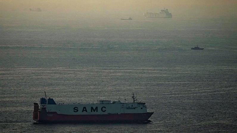 Navios de carga navegam no Golfo Arábico em direção ao Estreito de Ormuz, nos Emirados Árabes Unidos, quinta-feira, 19 de março de 2026.