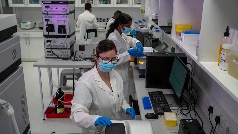 ARQUIVO - Cientistas realizam investigação nas instalações da Afrigen Biologics and Vaccines na Cidade do Cabo, África do Sul, terça-feira, 19 de outubro de 2021