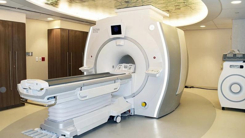 Um aparelho de ressonância magnética usado em imagiologia médica, que funciona com hélio líquido