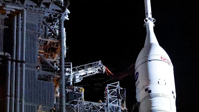 A nave Orion está no topo do foguetão Artemis II, no edifício de montagem, antes de seguir para a plataforma 39B do Centro Espacial Kennedy, em Cabo Canaveral
