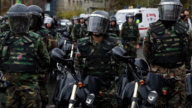 ARQUIVO: Forças paramilitares iranianas Basij participam num comício que assinala o 35º aniversário da criação da força, na Praça Felestin, em Teerão, a 26 de novembro de 2014