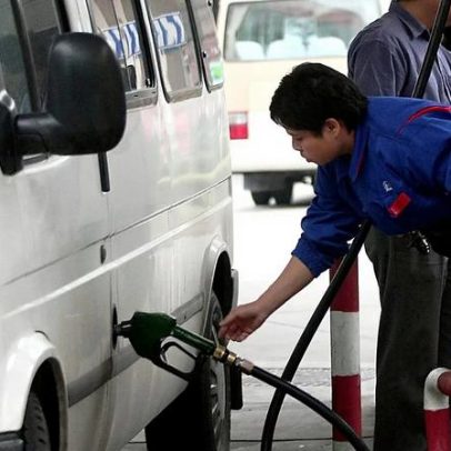 Automobilistas na China enchem depósitos antes da subida dos combustíveis