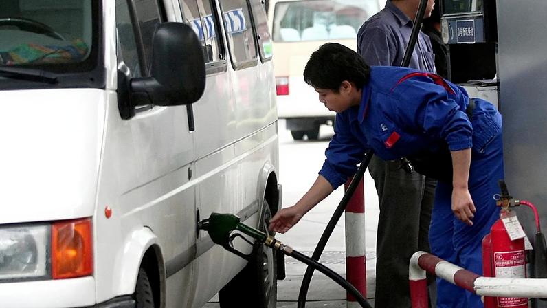 Automobilistas na China enchem depósitos antes da subida dos combustíveis
