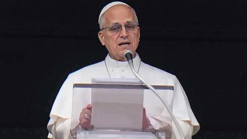 O Papa Leão XIV aparece à janela do seu estúdio, com vista para a Praça de São Pedro, no Vaticano, para a tradicional bênção dominical dos fiéis reunidos para a oração do Angelus ao meio-dia