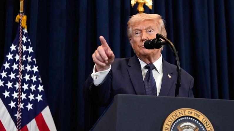 O Presidente Donald Trump fala durante uma conferência de imprensa, segunda-feira, 9 de março de 2026, no Trump National Doral Miami em Doral, Florida