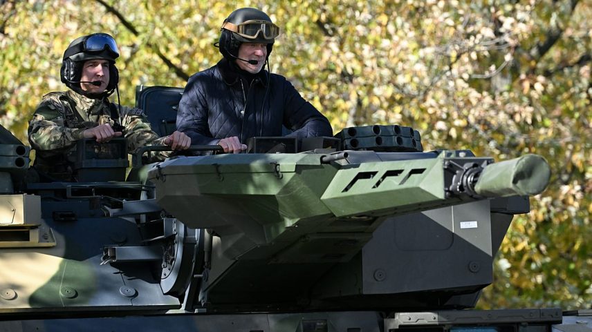 O Ministro da Defesa húngaro, Kristof Szalay-Bobrovniczky, à direita, num veículo de combate de infantaria Lynx