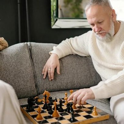 Leitura, jogos de lógica e competências podem atrasar Alzheimer, indica estudo