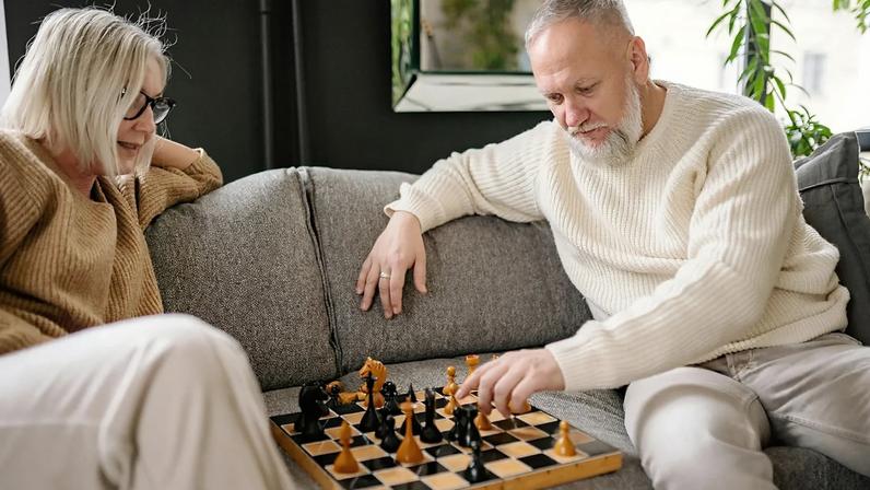 Leitura, jogos de lógica e competências podem atrasar Alzheimer, indica estudo