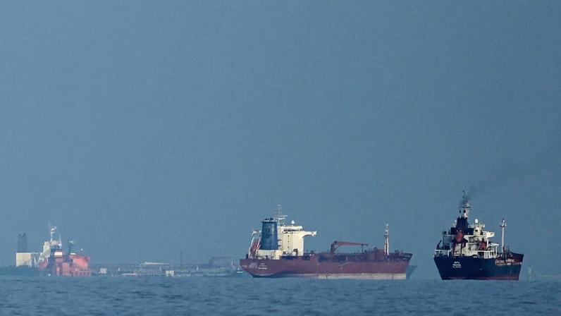 Petroleiros e navios de carga alinham-se no estreito de Ormuz, 11 de março de 2026