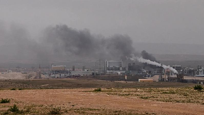 O fumo sai de uma zona industrial no sul de Israel depois de ter sido atingida por um míssil iraniano no domingo, 29 de março de 2026.