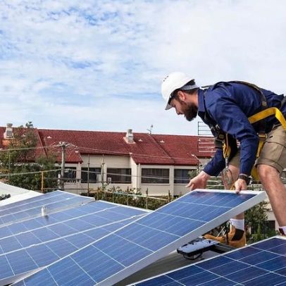 Independência energética: europeus constroem mini parques solares em casa