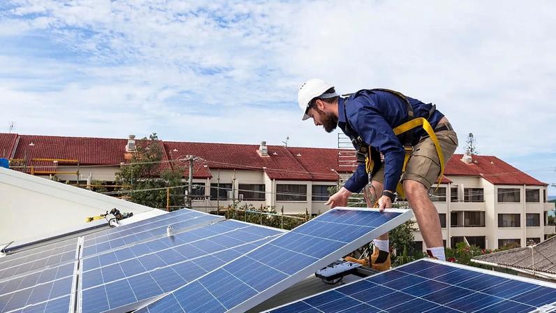 Os painéis solares podem ser instalados em telhados e noutros tipos de superfícies