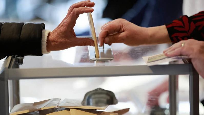 Uma mulher vota durante a primeira volta das eleições municipais francesas em Henin-Beaumont, no norte de França, no domingo, 15 de março de 2026.