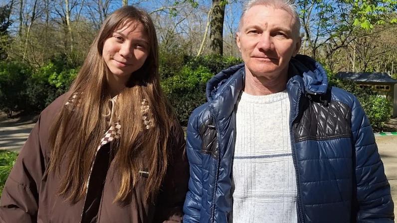 Alexei e Masha Moskalyov à chegada a Paris, 12 de março de 2026.