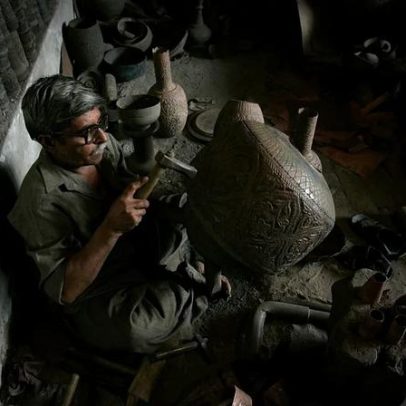 Vídeo mostra retratos gravados em lápides no Paquistão para preservar memórias